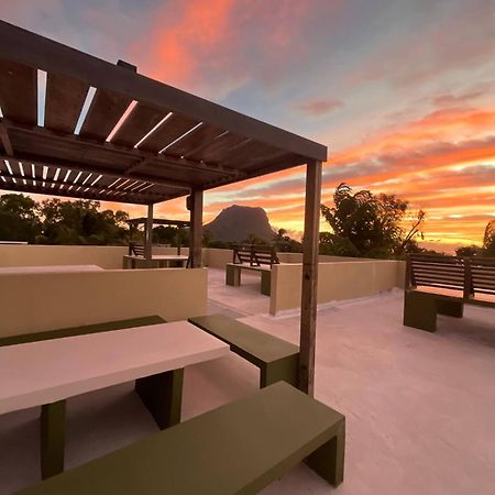 Loukaz -Entire Rental Units W Panoramic Rooftop Coteau Raffin エクステリア 写真