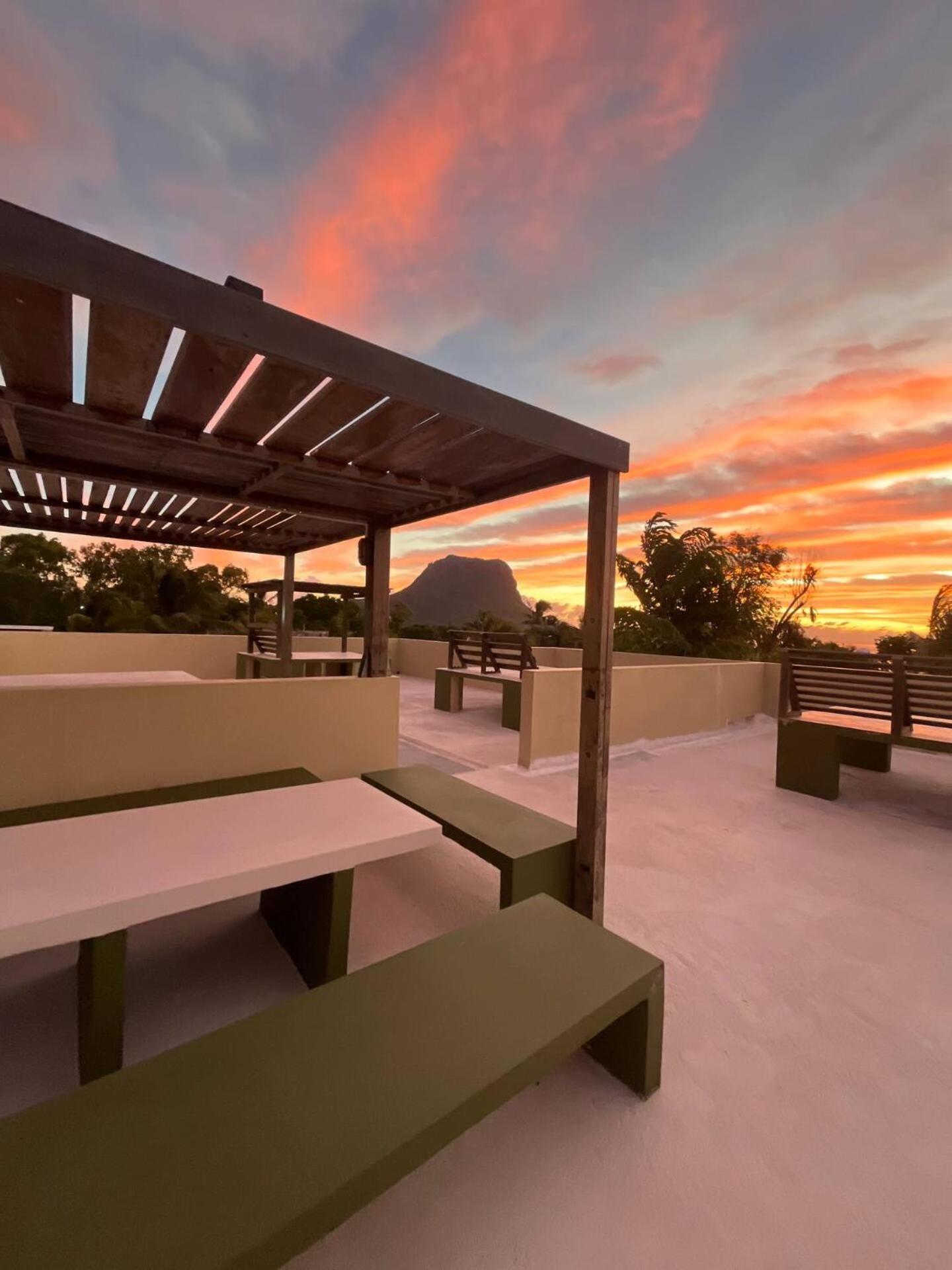 Loukaz -Entire Rental Units W Panoramic Rooftop Coteau Raffin エクステリア 写真