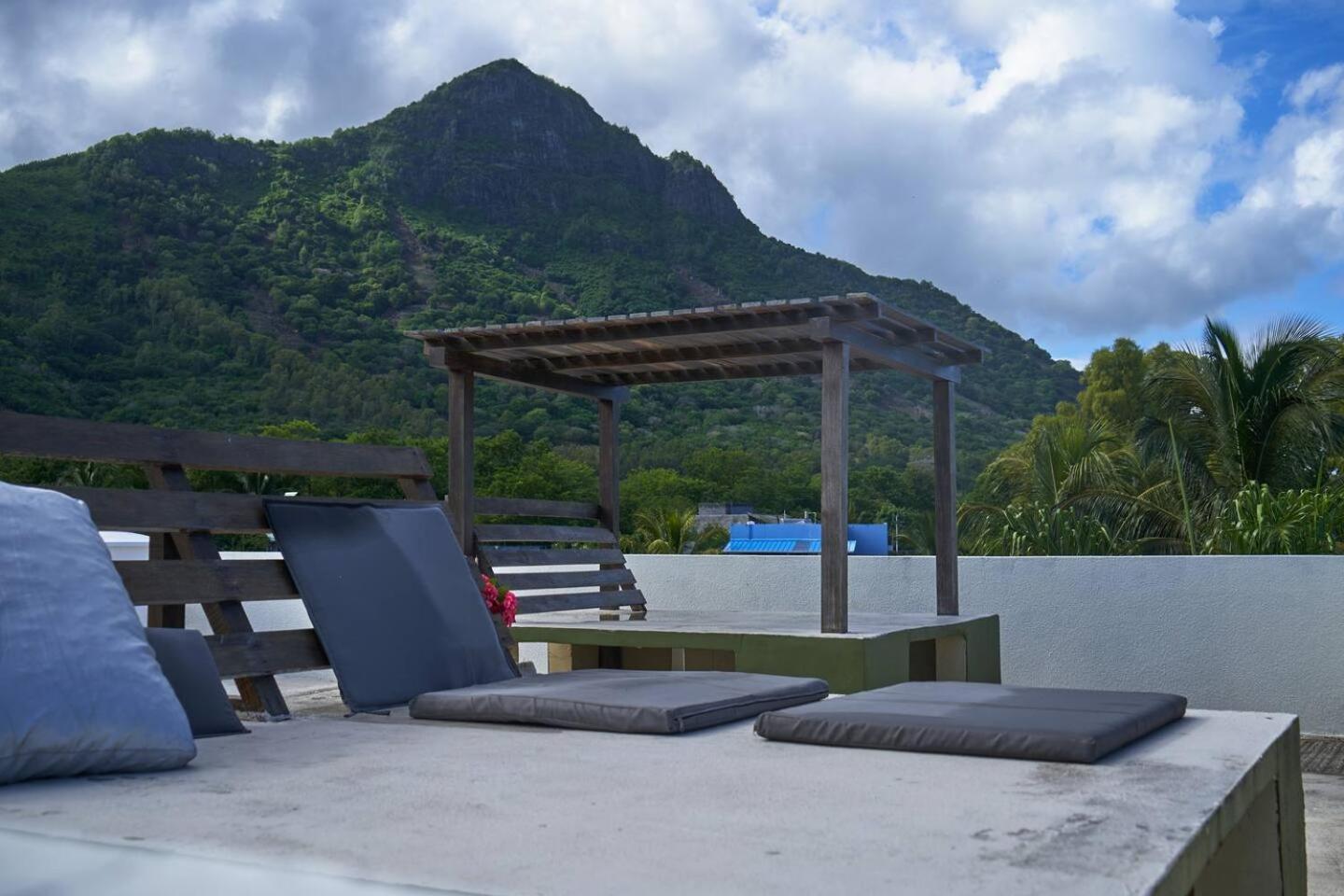 Loukaz -Entire Rental Units W Panoramic Rooftop Coteau Raffin エクステリア 写真